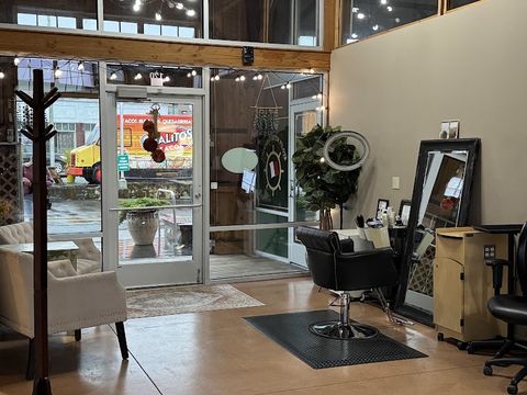 Salon La Figlia, beauty salon in Astoria, OR